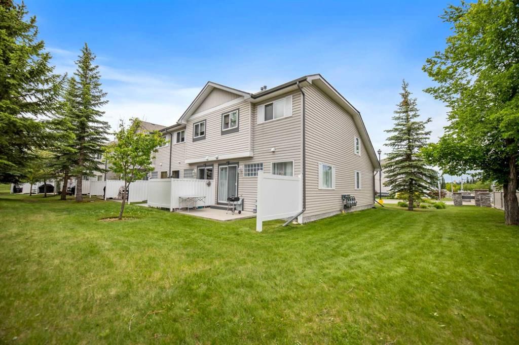 4 Millview Green SW, Calgary — photo 4 of 32