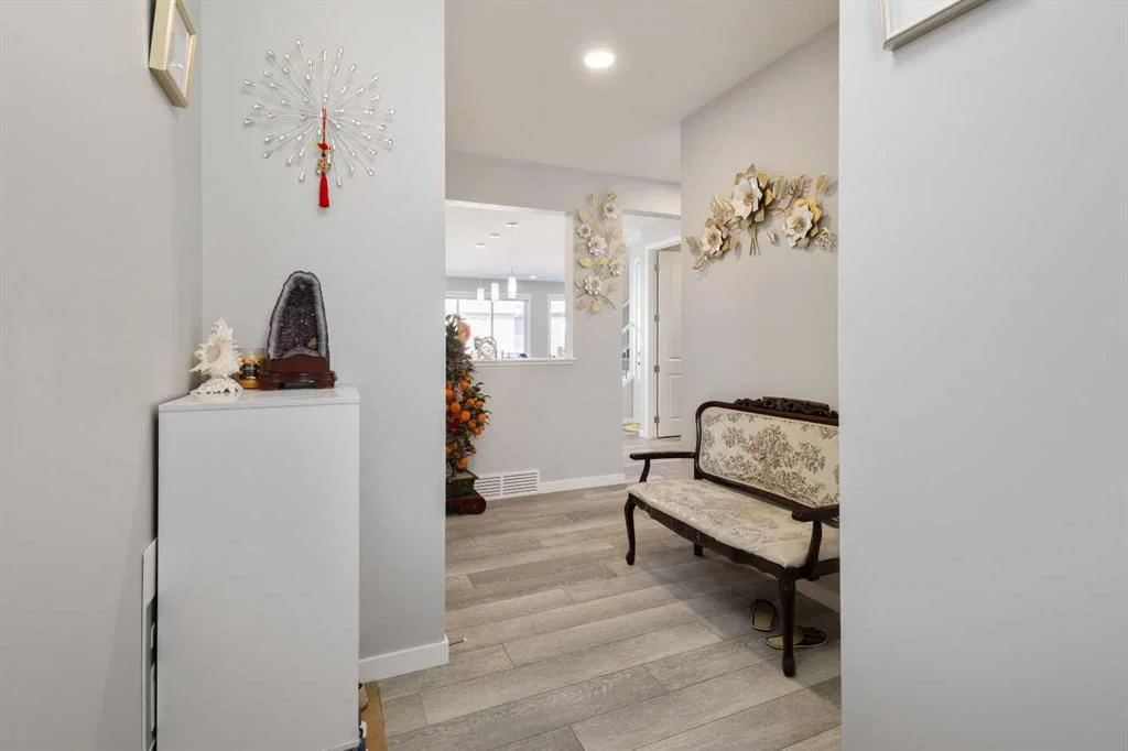 35 Lucas Passage NW, Calgary — photo 3 of 44