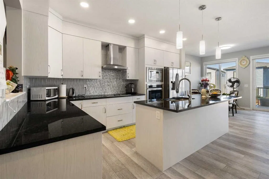 35 Lucas Passage NW, Calgary — photo 4 of 44