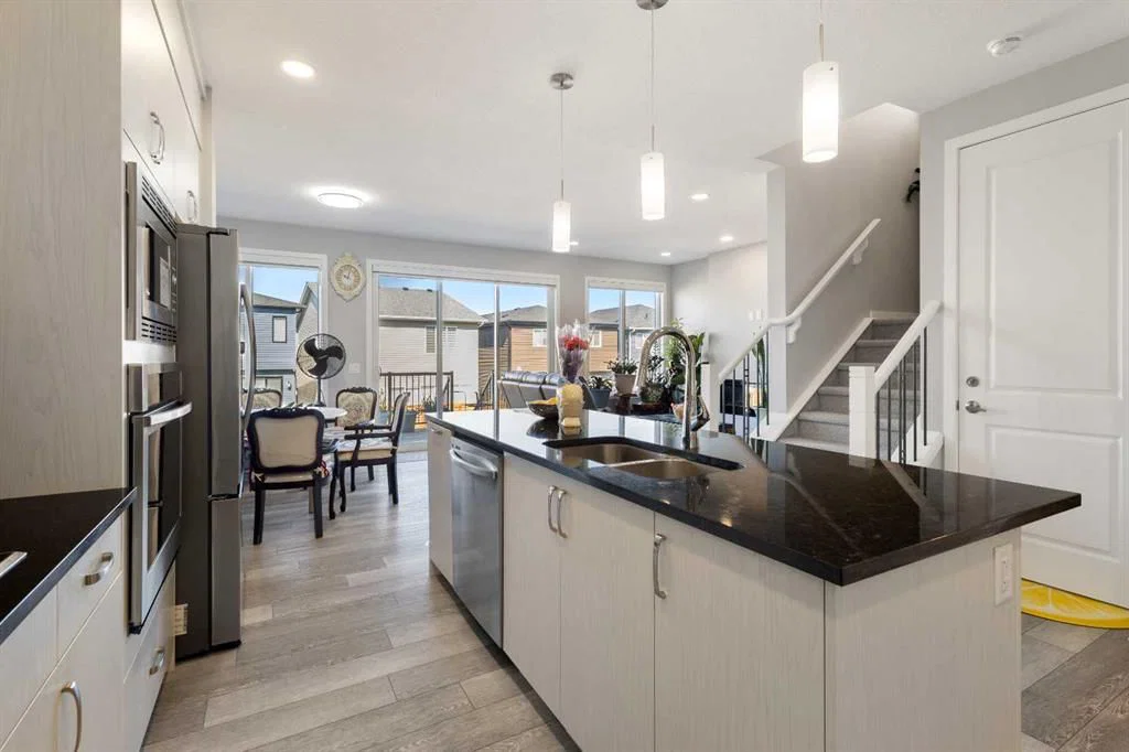 35 Lucas Passage NW, Calgary — photo 5 of 44