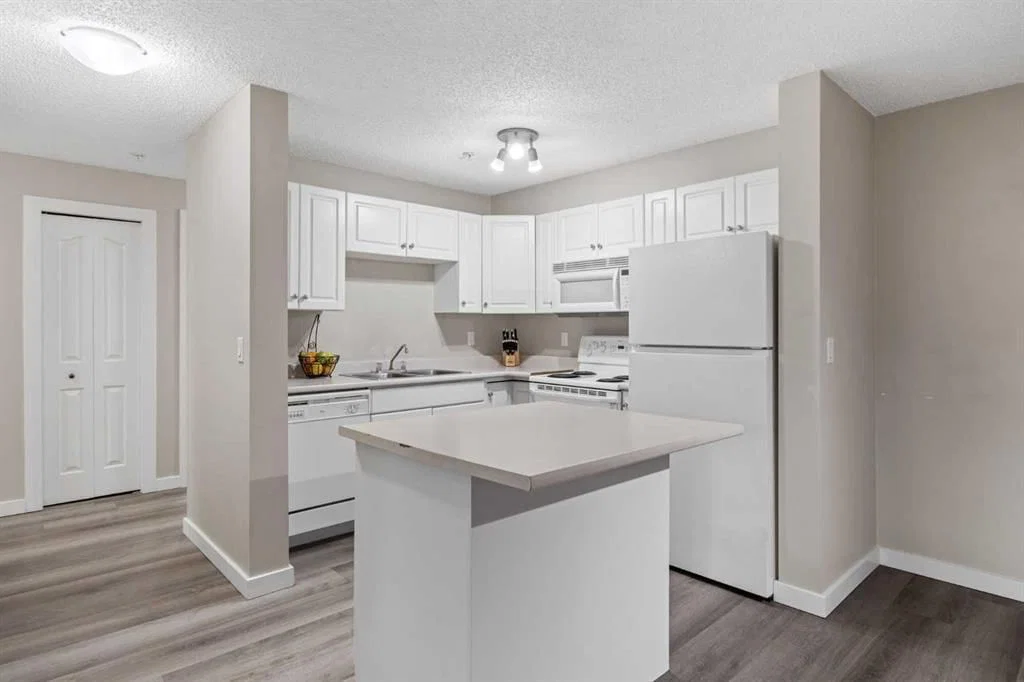 2206, 2000 Millrise Point SW, Calgary — photo 2 of 36