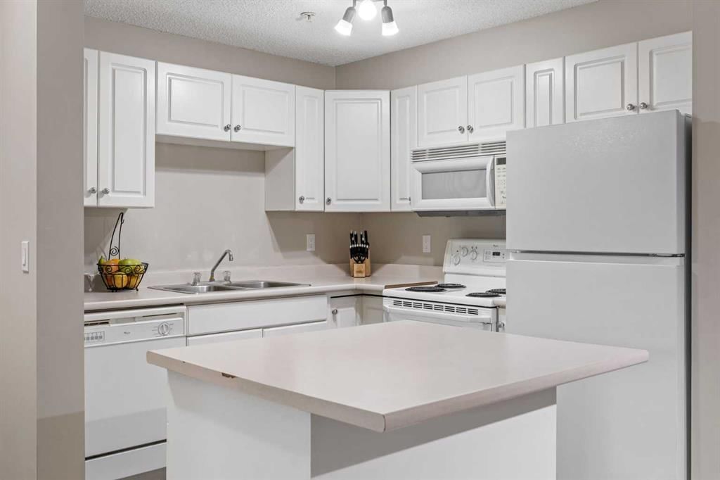 2206, 2000 Millrise Point SW, Calgary — photo 3 of 36