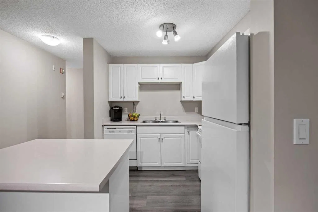 2206, 2000 Millrise Point SW, Calgary — photo 4 of 36