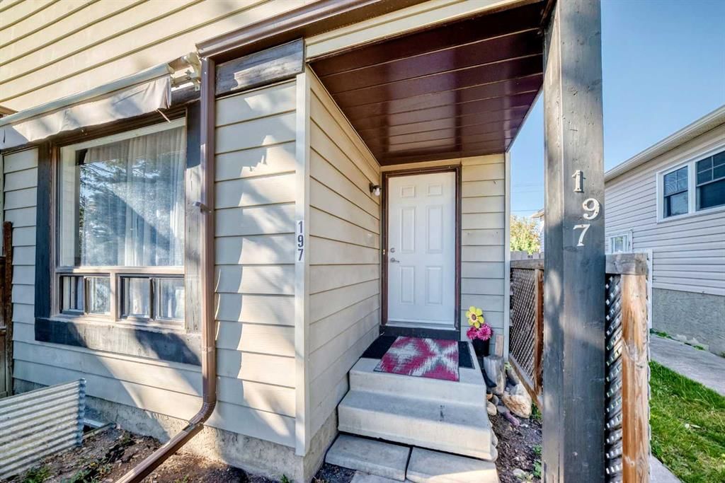 197 Cedardale Road SW, Calgary — photo 3 of 46
