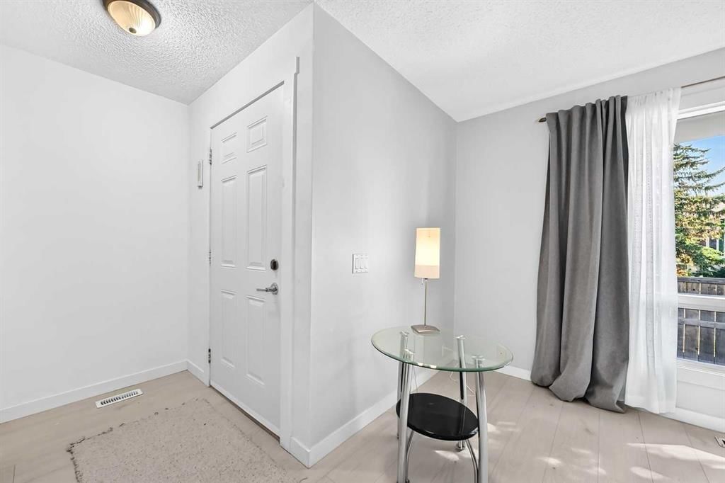 197 Cedardale Road SW, Calgary — photo 4 of 46