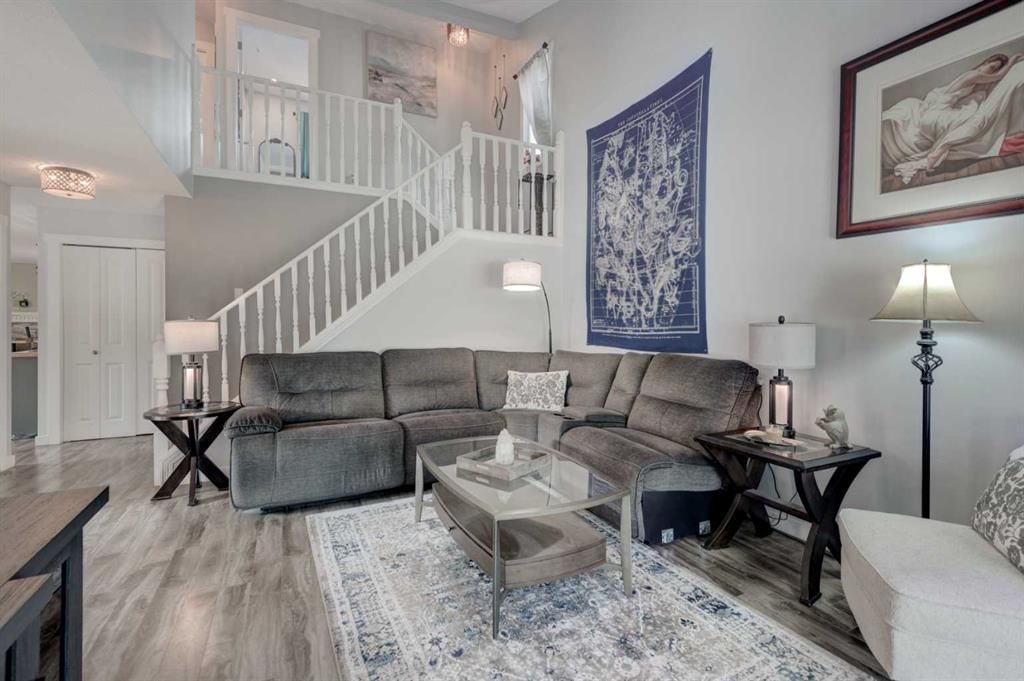 304 Shawcliffe Circle SW, Calgary — photo 2 of 36