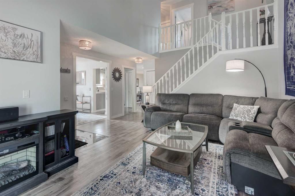 304 Shawcliffe Circle SW, Calgary — photo 3 of 36