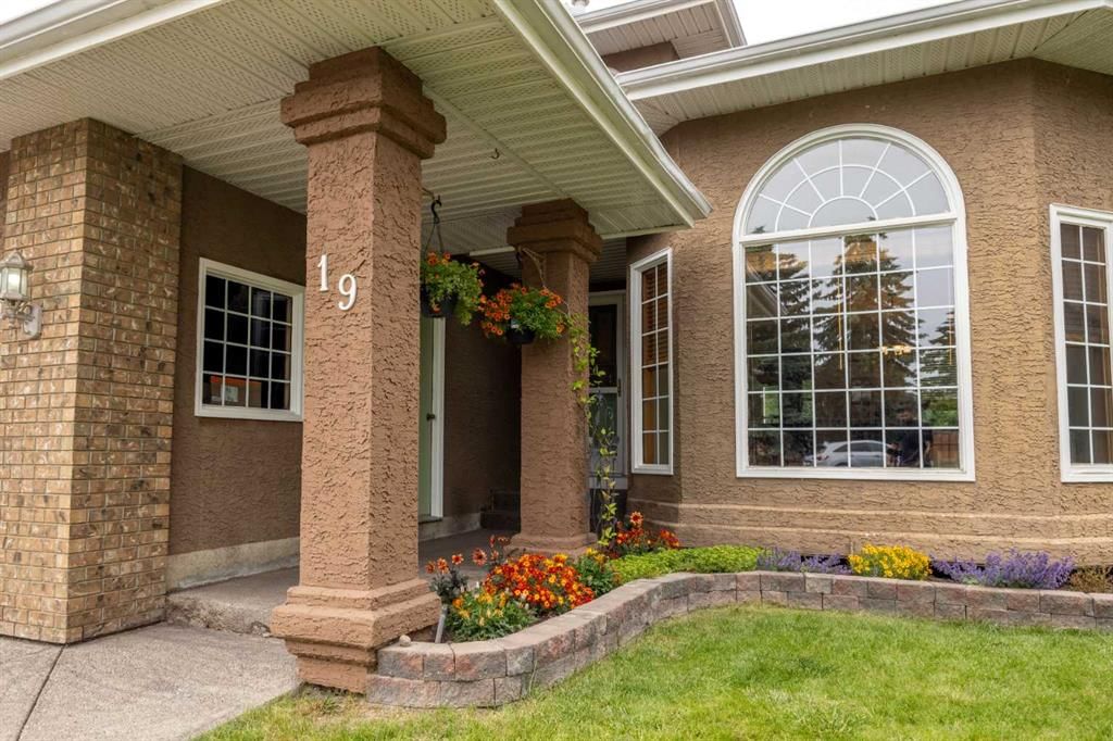 19 Mckenzie Lake Manor SE, Calgary — photo 2 of 37