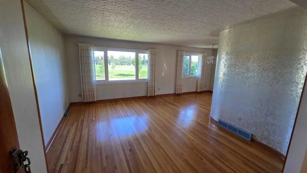 4907 10 Avenue SW, Calgary — photo 3 of 26