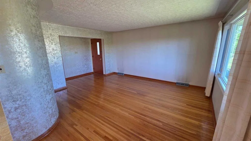 4907 10 Avenue SW, Calgary — photo 4 of 26