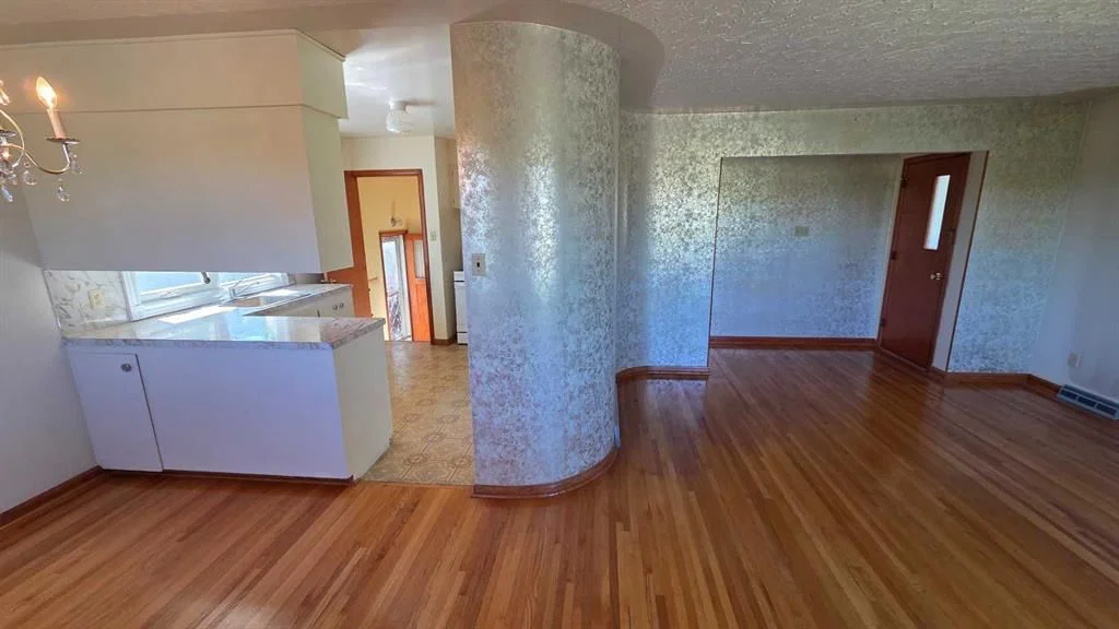 4907 10 Avenue SW, Calgary — photo 5 of 26