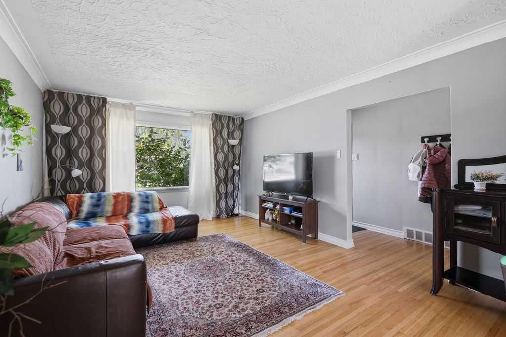 2808 19 Street NW, Calgary — photo 3 of 45