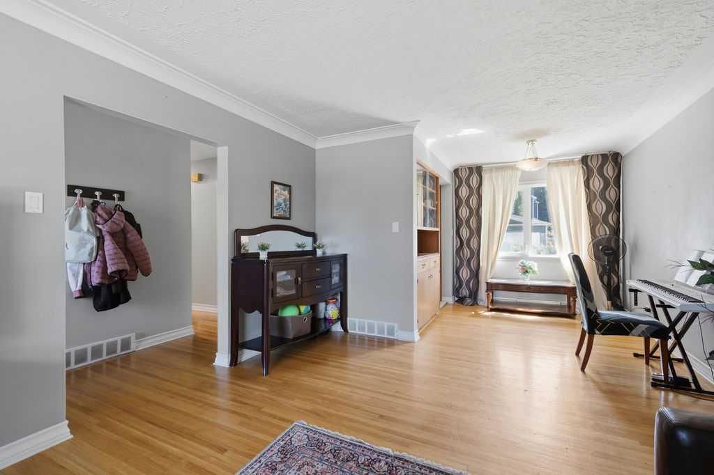 2808 19 Street NW, Calgary — photo 5 of 45