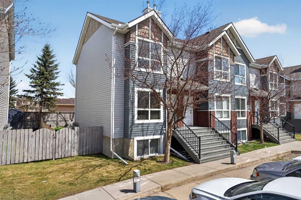 32 Erin Woods Court SE, Calgary — photo 2 of 35