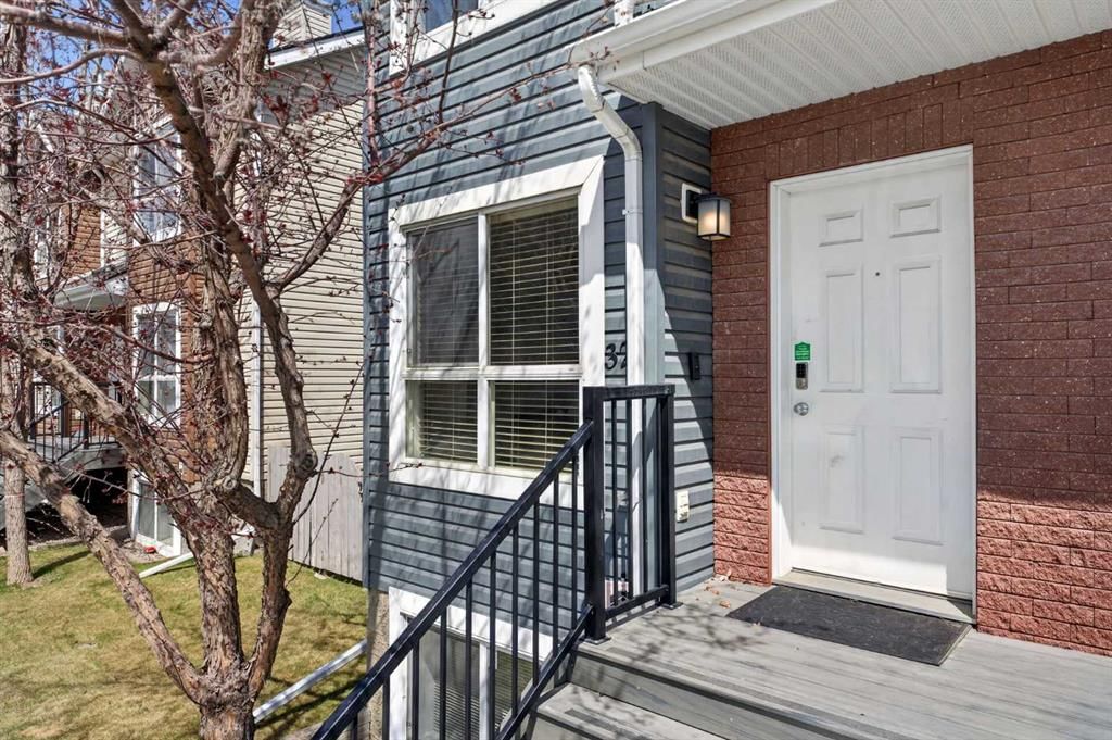 32 Erin Woods Court SE, Calgary — photo 3 of 35