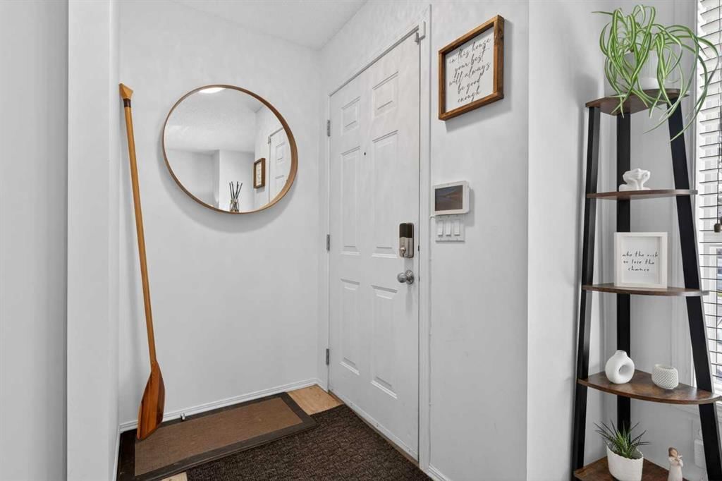 32 Erin Woods Court SE, Calgary — photo 4 of 35