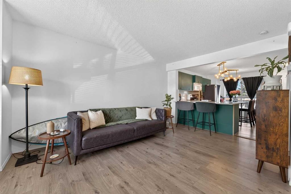 32 Erin Woods Court SE, Calgary — photo 5 of 35