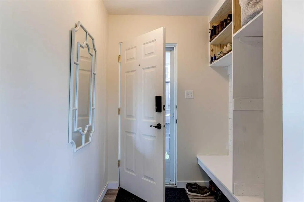 1333 Rosehill Drive NW, Calgary — photo 3 of 34