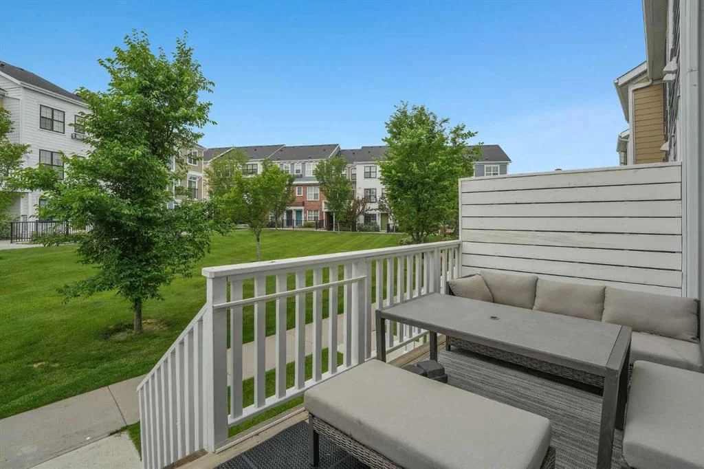 575 Sherwood Boulevard NW, Calgary — main listing photo