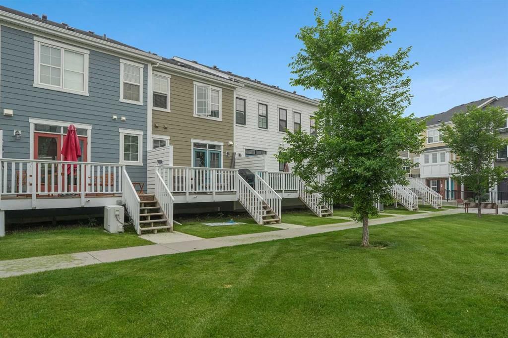 575 Sherwood Boulevard NW, Calgary — photo 4 of 32