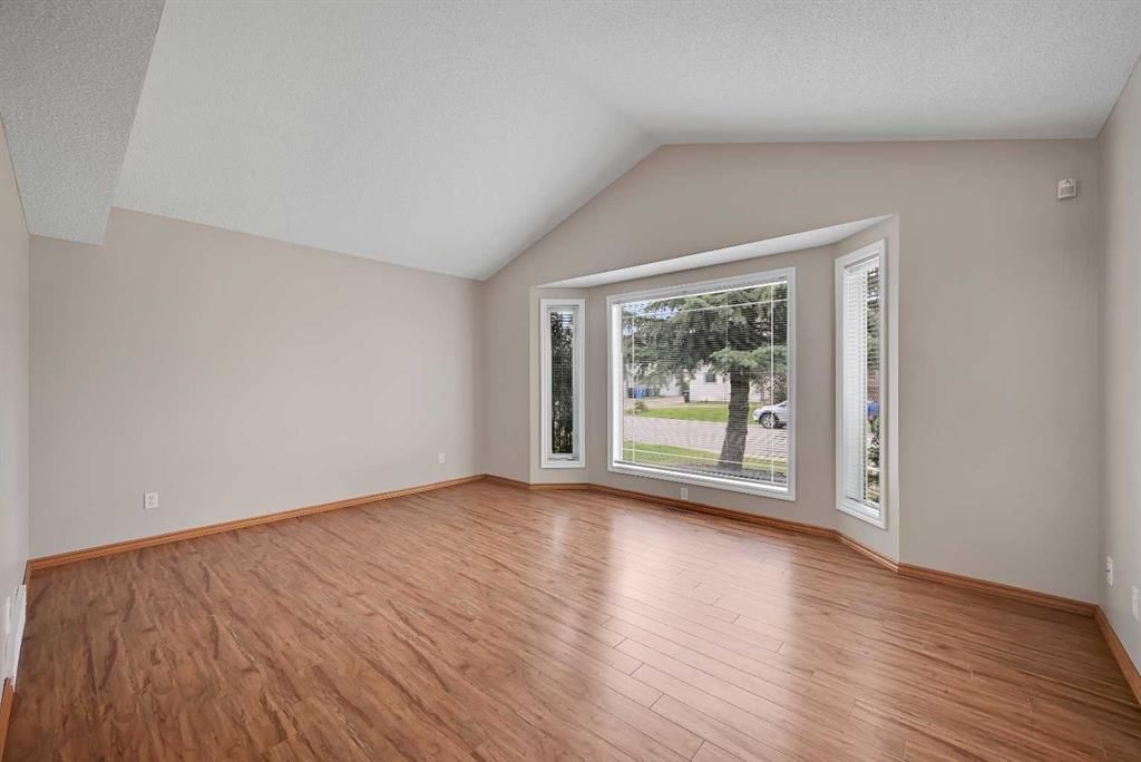 100 Somerside Grove SW, Calgary — photo 2 of 37