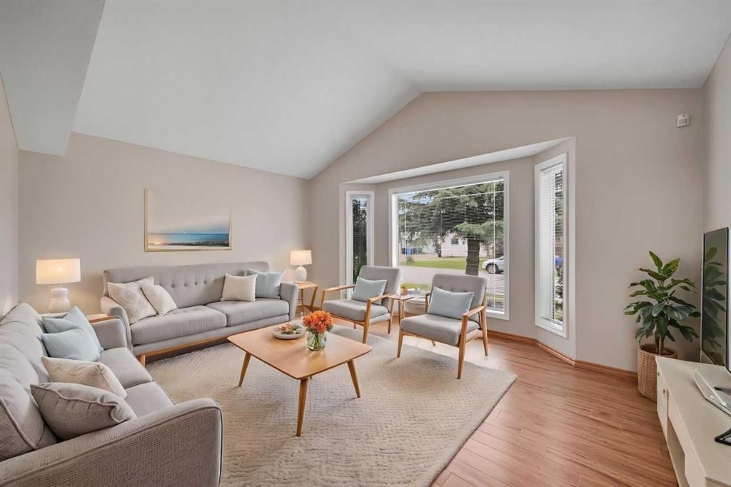 100 Somerside Grove SW, Calgary — photo 3 of 37