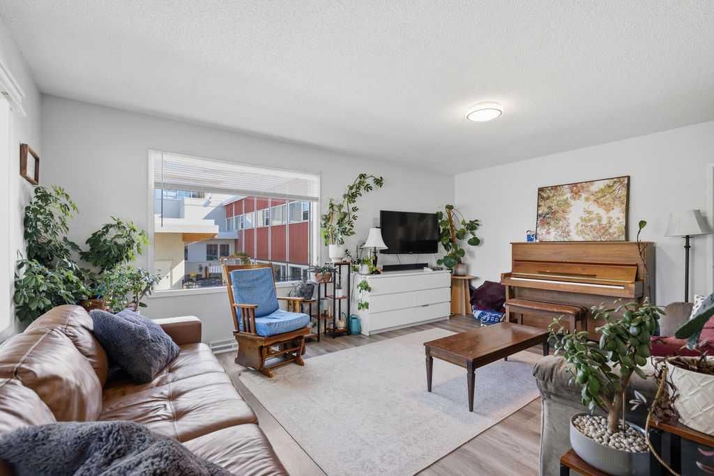 2812 19 Street NW, Calgary — photo 2 of 38