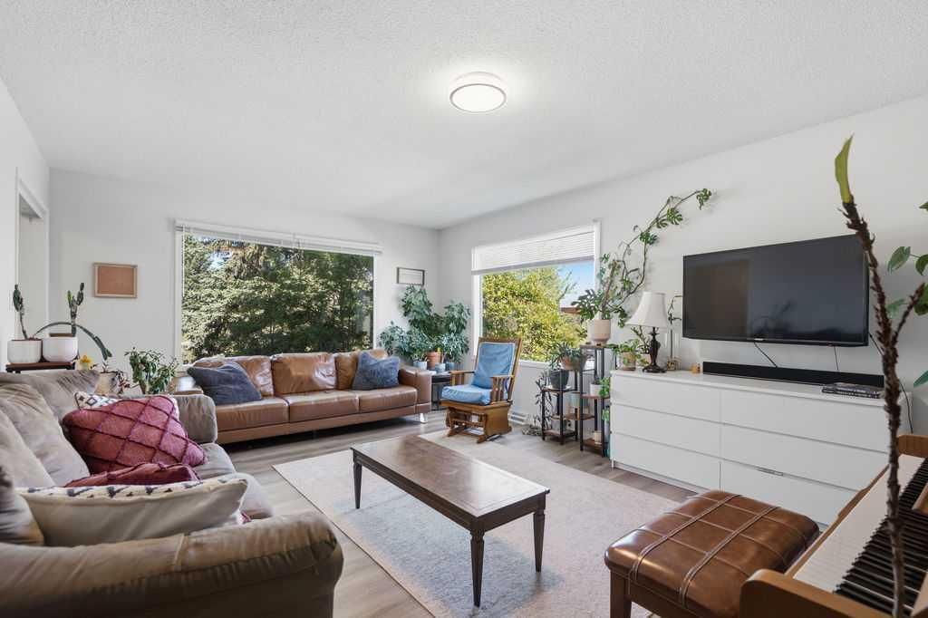 2812 19 Street NW, Calgary — photo 3 of 38