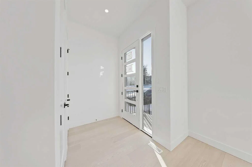 3538 43 Street SW, Calgary — photo 2 of 45