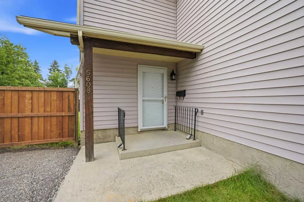 5608 Rundlehorn Drive NE, Calgary — photo 4 of 36