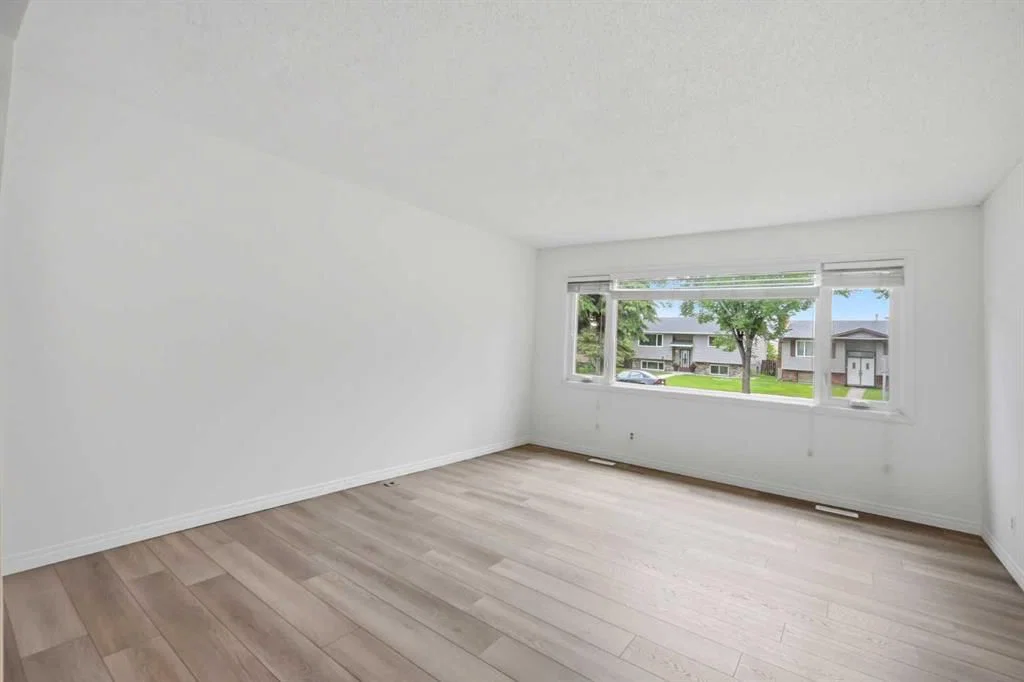5608 Rundlehorn Drive NE, Calgary — photo 5 of 36