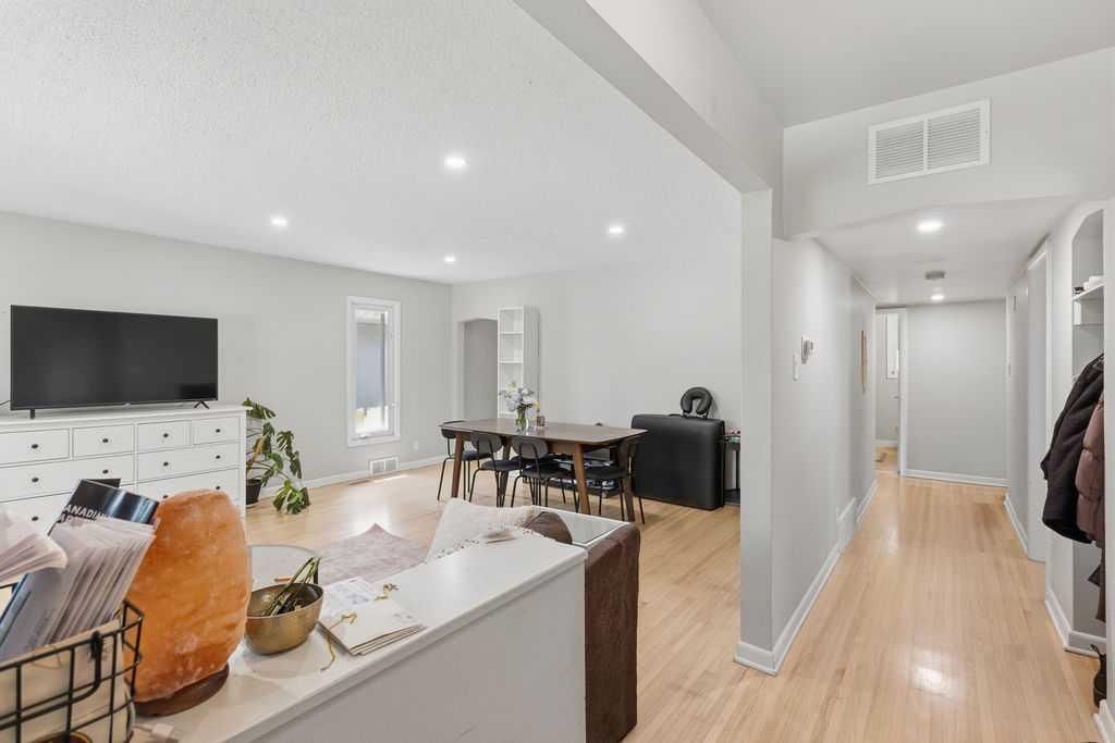 2219 35 Street SW, Calgary — photo 2 of 39