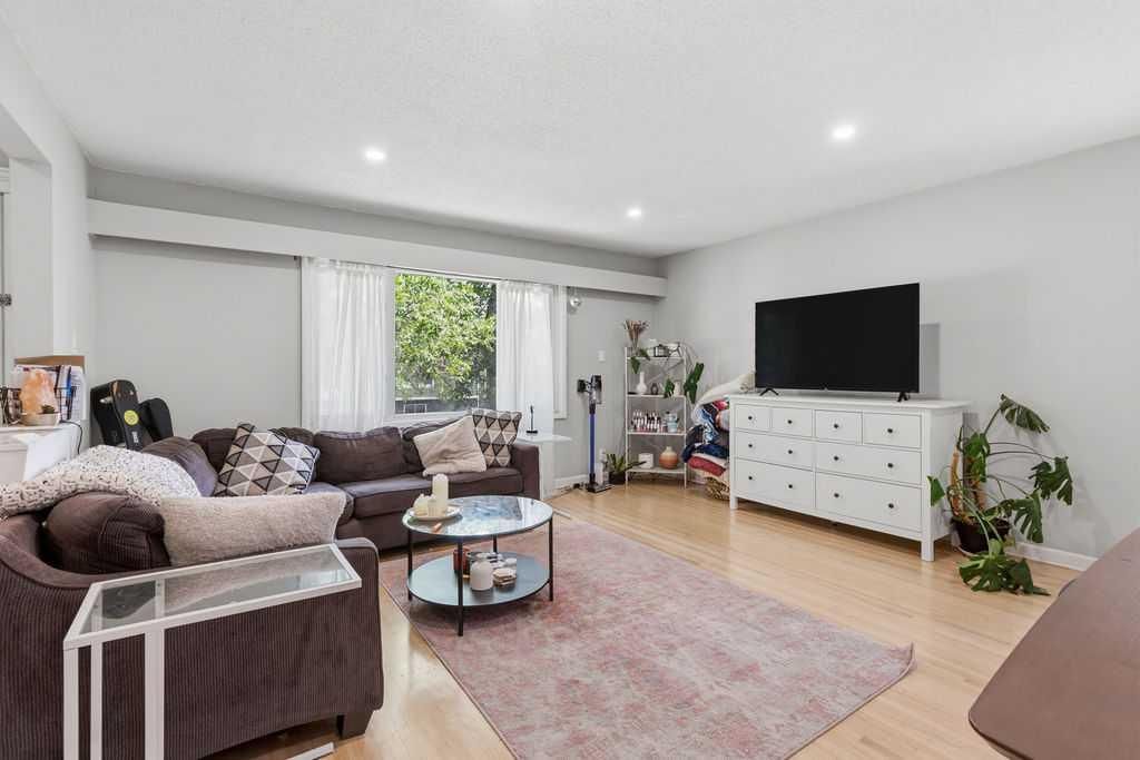 2219 35 Street SW, Calgary — photo 3 of 39