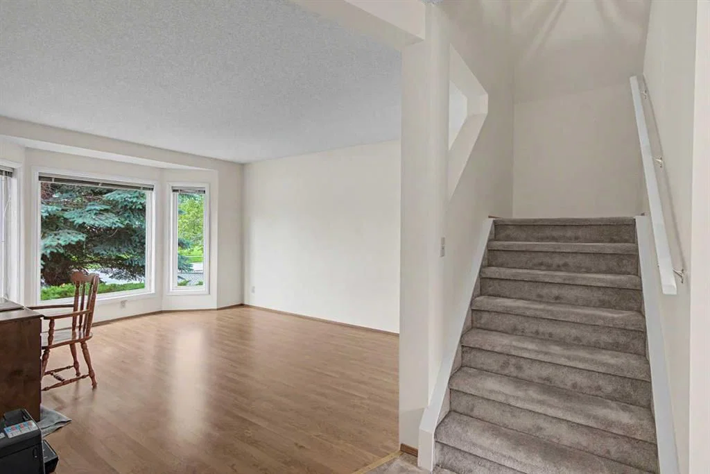 232 Erin Woods Drive SE, Calgary — photo 2 of 38