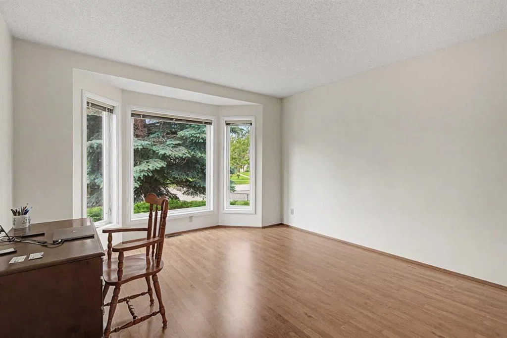 232 Erin Woods Drive SE, Calgary — photo 3 of 38
