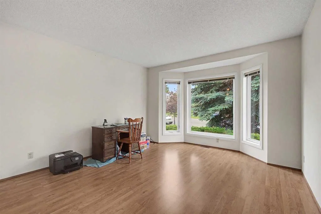 232 Erin Woods Drive SE, Calgary — photo 4 of 38