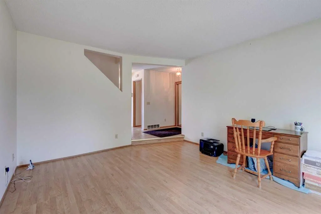 232 Erin Woods Drive SE, Calgary — photo 5 of 38