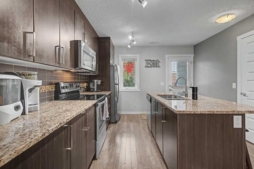 532 Mckenzie Towne Close SE, Calgary — photo 3 of 33