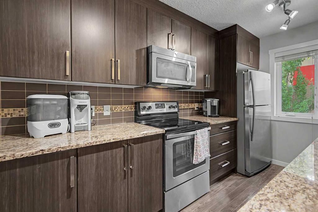 532 Mckenzie Towne Close SE, Calgary — photo 4 of 33