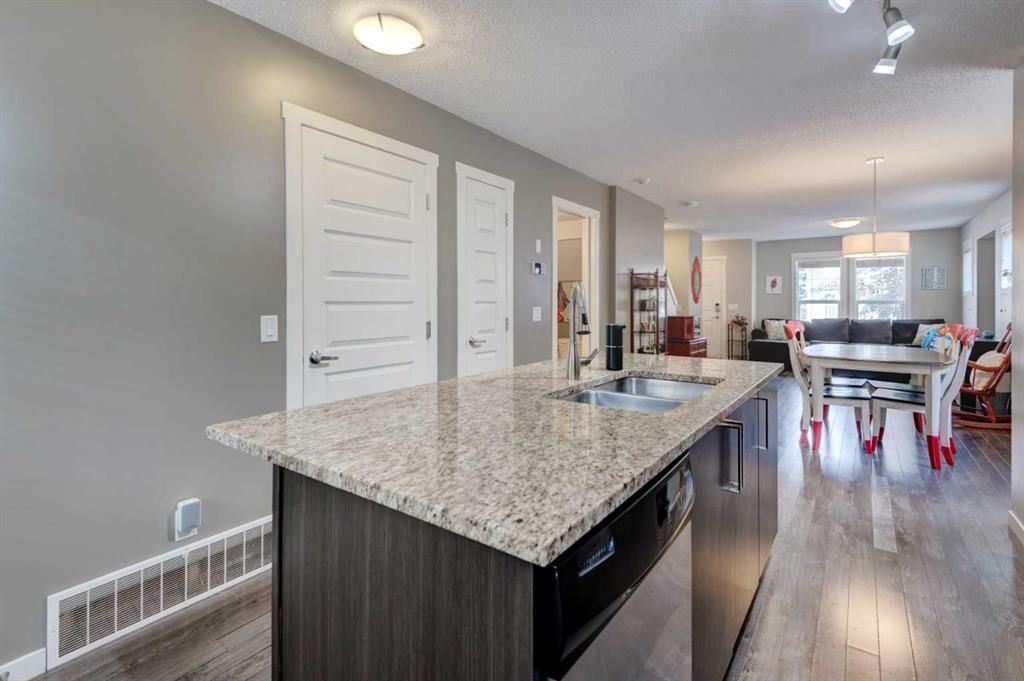 532 Mckenzie Towne Close SE, Calgary — photo 5 of 33