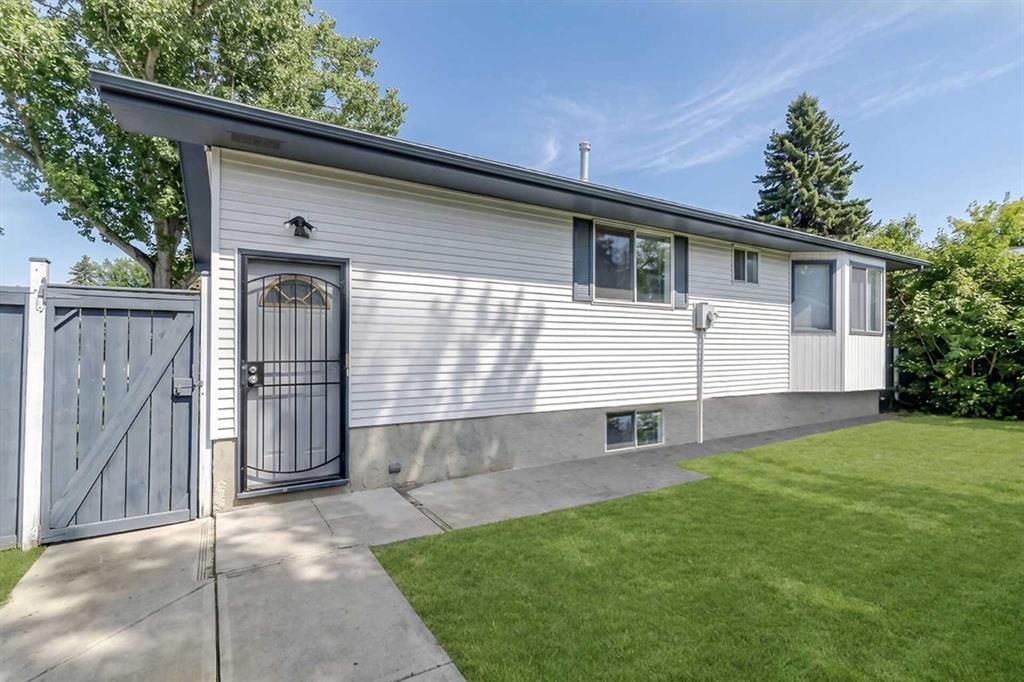 3523 48 Street NE, Calgary — photo 3 of 47