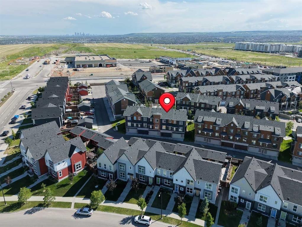 156 Livingston Common NE, Calgary — photo 3 of 41
