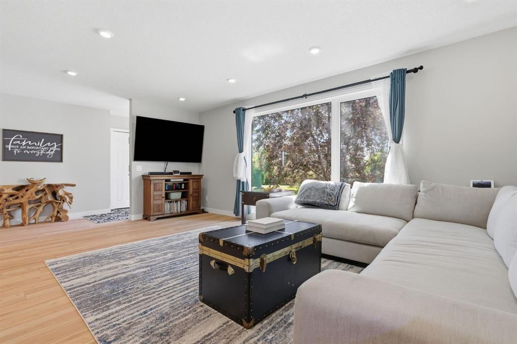 312 Penworth Way SE, Calgary — photo 5 of 40