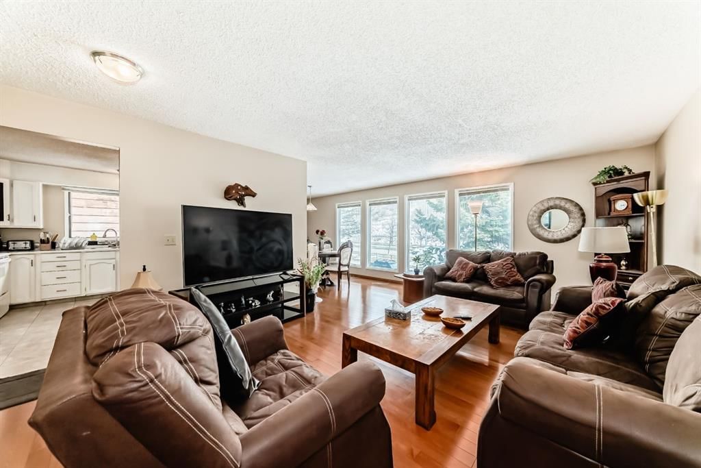 76 Edgewood Drive NW, Calgary — photo 3 of 25