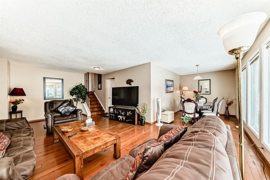 76 Edgewood Drive NW, Calgary — photo 4 of 25