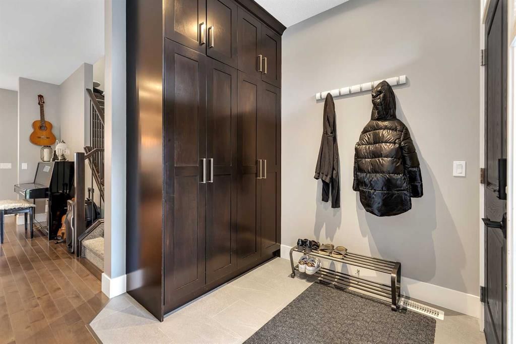 444 25 Avenue NW, Calgary — photo 4 of 50