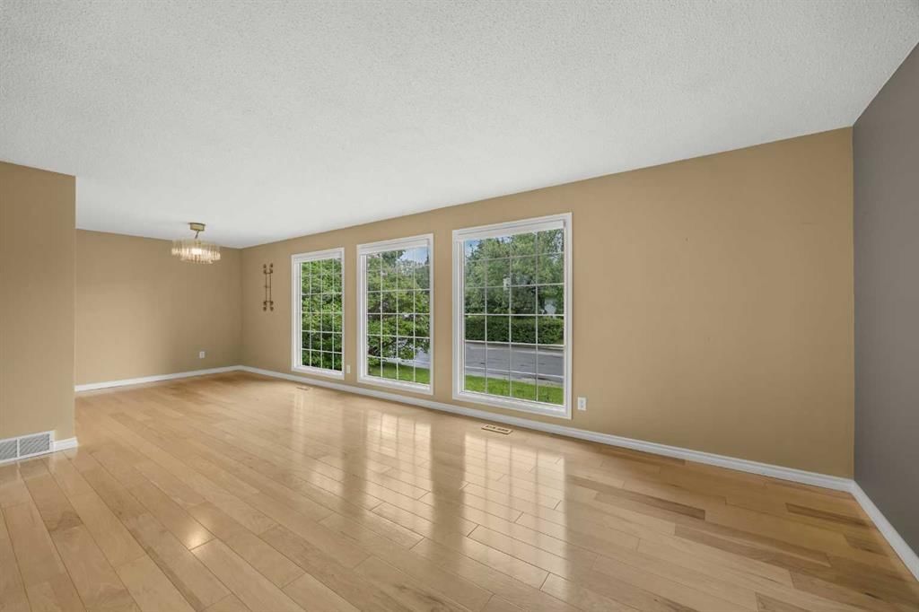 4907 Vantage Crescent NW, Calgary — photo 3 of 42