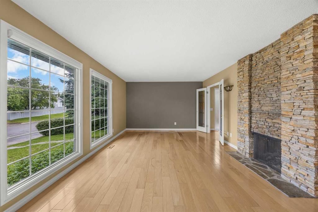 4907 Vantage Crescent NW, Calgary — photo 4 of 42