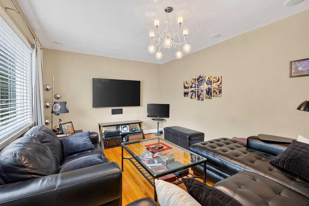 445 29 Avenue NW, Calgary — photo 4 of 46