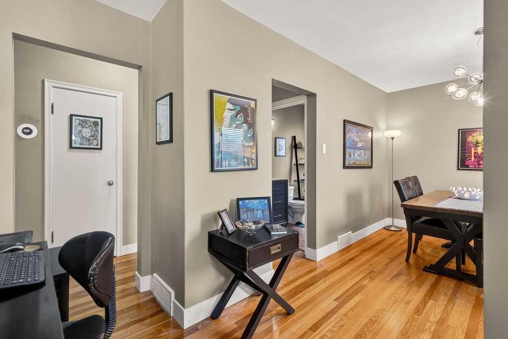 445 29 Avenue NW, Calgary — photo 5 of 46